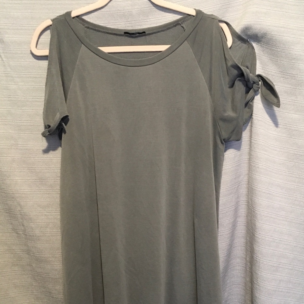 Soprano dress with tie knot/peekaboo sleeve